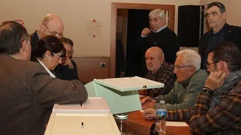 Moment del recompte en les eleccions de la Comunitat General de Regants