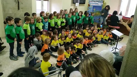 La Coral Infantil Nova Cervera cantant pels avis de la residència