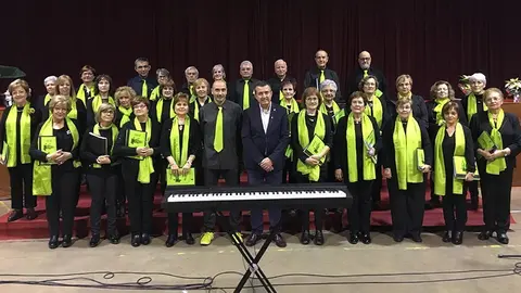 L'alcalde Melcior Claramunt amb la Coral de Miralcamp