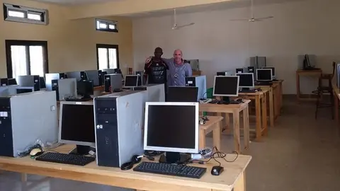 Lluís Llach en l'aula d'informàtica de  l'Institut de secundària de Palmarin