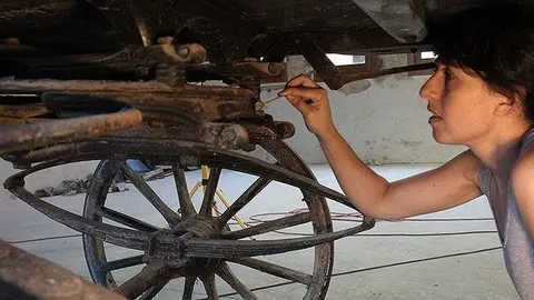 Idoia Tantull en els treballs de restauració de la carrossa funerària