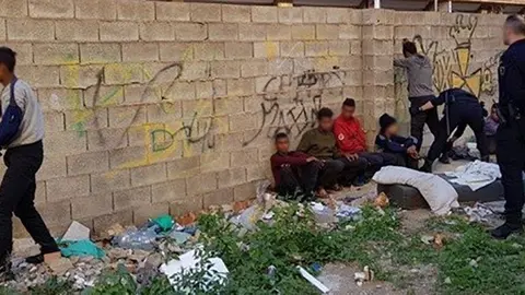 La Policia en una actuació amb  menors estrangers no acompanyats