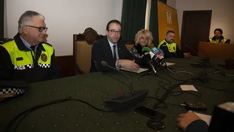 L'alcalde Marc Solsona i una representació dels agents que han participat en la formació