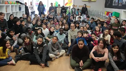 Albert González amb els alumnes de cicle superior de l'escola Mestre Ignasi Peraire