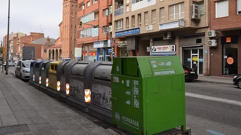 Contenidors col·locats a Mollerussa de l'ONG Fundació Pueblo para Pueblo