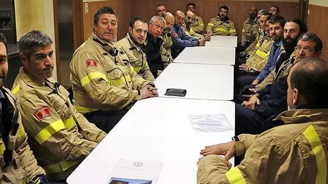Pla general on es pot veure un moment de l'assemblea de Bombers voluntaris de Lleida al parc d'Agramunt, el 21 de gener de 2019. (Horitzontal)