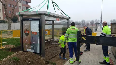 Els operaris instal·len la nova marquesina a la carretera de Torregrossa 1