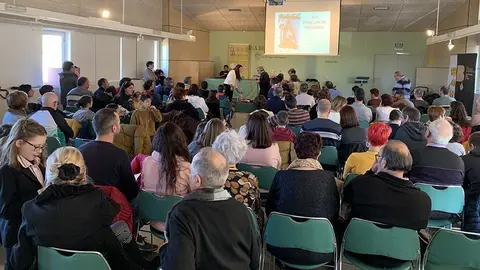 La sala Maria Lois plena de gom a gom amb tots els concursants.