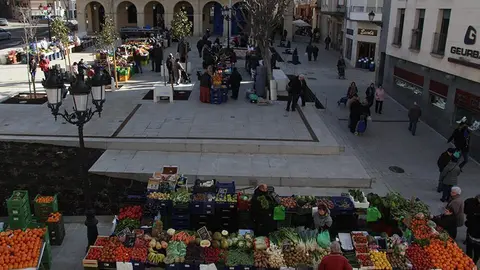 Parades de fruites i verdures a la plaça de l'Ajuntament