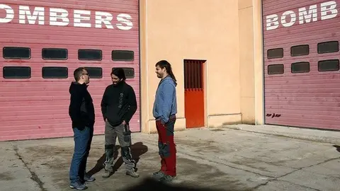 Bombers voluntaris vestits amb roba de carrer davant el parc d'Agramunt