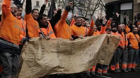 Un grup de treballadors de l'entitat ASPROS en la concentració a Lleida