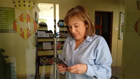 La regidora Núria Palau observant la nova aplicació mòbil.