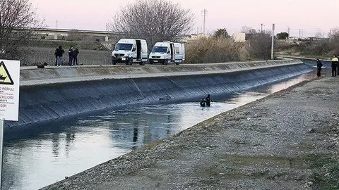 Unitats de la unitat subaquàtica dels Mossos d'Esquadra treballant al Canal de Seròs, on s'ha trobat el vehicle.