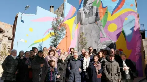 Imatge de l'acte d'inaugurció de la plaça 1 d'Octubre, amb el mural d'Oriol Arumí