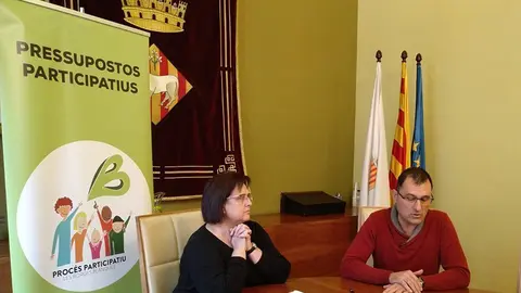 Maria Fusté i Albert Quintillà presentant el carril bici a la sala de Plens de les Borges.