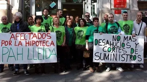 Imatge de grup dels membres de la PAH de Lleida davant l'oficina del Santander que han ocupat aquest dijous 5 de novembre al matí (horitzontal)
