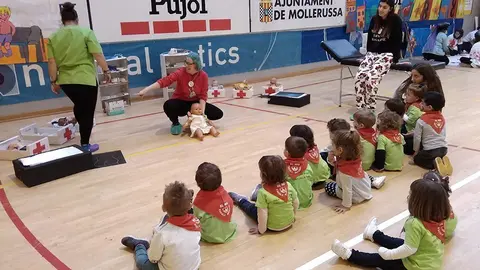 La quitxalla de l'escola bressol El Niu amb alumnes de l'INS Mollerussa 1