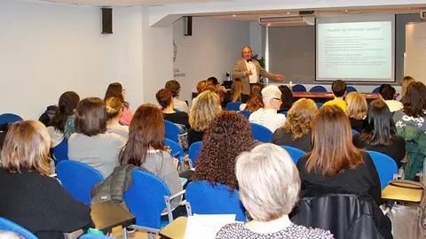 El doctor Carlos García-Ochoa del Fresno en la xerrada