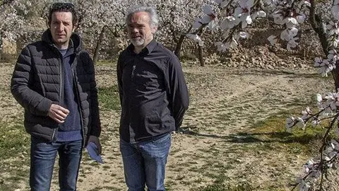 Marc Comas i Sebastià Caus en la finca d'ametllers