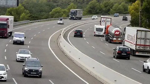Camions i turismes circulant per l'AP-7 al Tarragonès