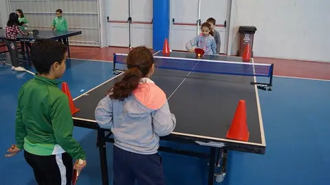 Alumnes de l'Escola Mestre Ignasi Peraire practiquen el tennis taula