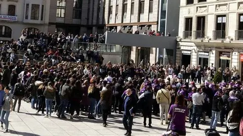 Un grup de persones a la Plaça Sant Joan dins les activitats de la jornada de vaga feminista