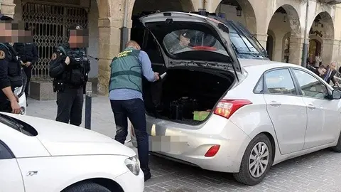 Agents de la Guàrdia Civil carregant el maleter d&#39;un cotxe després de registrar l&#39;Ajuntament d&#39;Almacelles