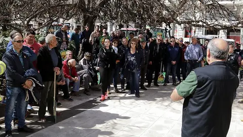 El portaveu d'Unió de Pagesos, Jaume Pedrós llegint el manifest davant de la Subdelegació del govern a Lleida