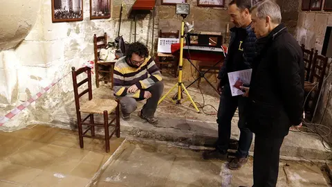 Andreu Moya, mostra la làpida que es va trobar al març del 2019 ©JosepAPérez