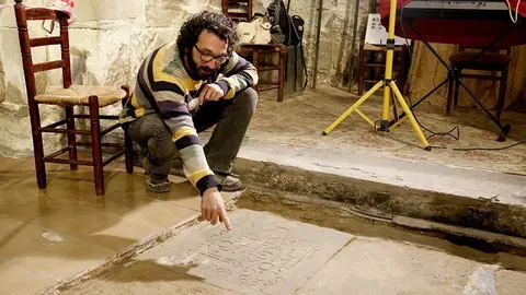 Andreu Moya, mostra la làpida que es va trobar al març del 2019 ©JosepAPérez
