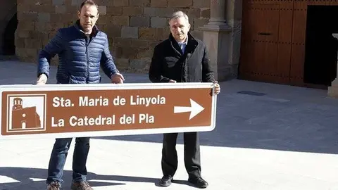 L'alcalde de Linyola, Àlex Mases, i el mossèn Pere de l'església de Santa Maria de Linyola
