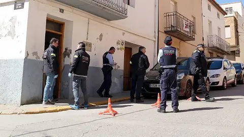 Els Mossos i policia local, davant de la casa d'Alcarràs