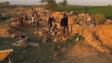 Els participants en el taller pràctic de pedra seca dels Espais naturals de Ponent
