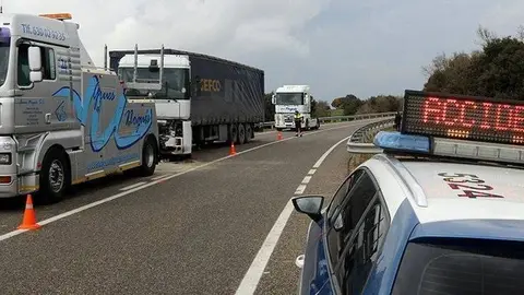Serveis d'emergència i assistència retirant la cabina del camió
