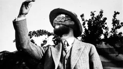 Fotomuntatge del Sr. Postu imitant el gest de Francesc Macià