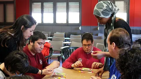 Alumnes de l'INS Mollerussa treballen amb usuaris d'ACUDAM
