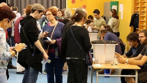 Cues en els col·legis electorals amb una alta participació