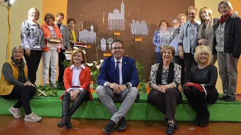 El traspàs del testimoni des de Mollerussa cap a Platja d'Aro de la Diada de Puntaires