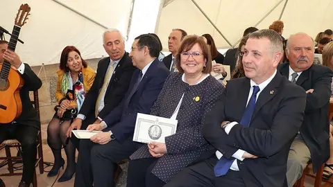 Rosa Maria Perelló i l'alcalde Joan Ramon Sangrà