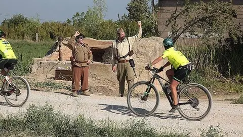Les tropes republicanes saluden als participants en la Catigat a Bellvís
