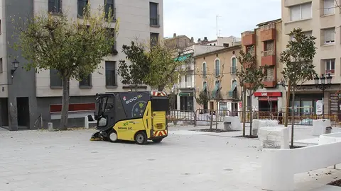 Operaris de l'empresa Serveis LIC treballan amb una escombradora