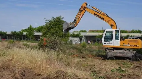 Pla obert on es pot veure una m..quina treballant en els terrenys que han d'acollir el nou institut de Mollerussa, el 3 de juny de 2019. (Horitzontal)