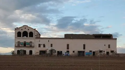 Imarge de la Torre del Gimferrer, entre conreus a Bell-lloc