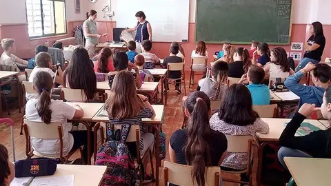 Visita dels tècnics de la Biblioteca a l'escola Joan XXIII de les Borges, alumnes de quart