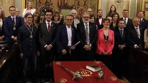 La nova corporació municipal de la Paeria de Lleida amb el nou alcalde republicà, Miquel Pueyo