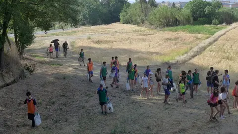Els participants en la Marxa recullen les deixalles que troben en el recorregut