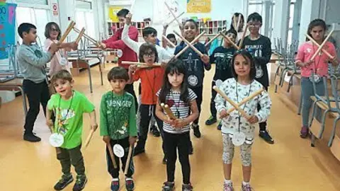 Un grup de bastoners de l&#39;escola Les Arrels de Mollerussa