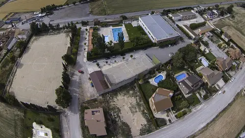 Imatge de la zona actual de l'escola, el pavelló poliesportiu i camp de futbol Bell-lloc