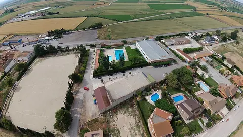 Imatge de la zona actual de l'escola, el pavelló poliesportiu i camp de futbol Bell-lloc