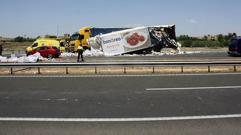 Dos dels tres camions que han col·lidit a l&#39;autovia A-2 al seu pas per Vilagrassa